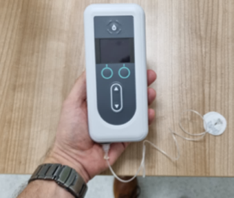 Produodopa pump held in hand