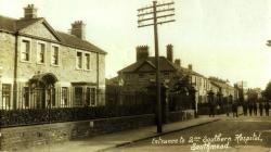 Black and white photo of The entrance to the 2nd Southern Hospital, Southmead around the year 1917.