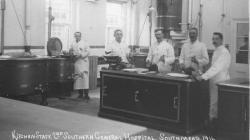 Black and white photo of The kitchen and kitchen staff in the 2nd Southern Hospital, around the year 1914.